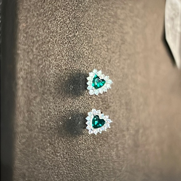 Sterling Silver Earrings Emerald Heart CZ Diamond Halo Stud Earrings NWOT - Picture 2 of 4